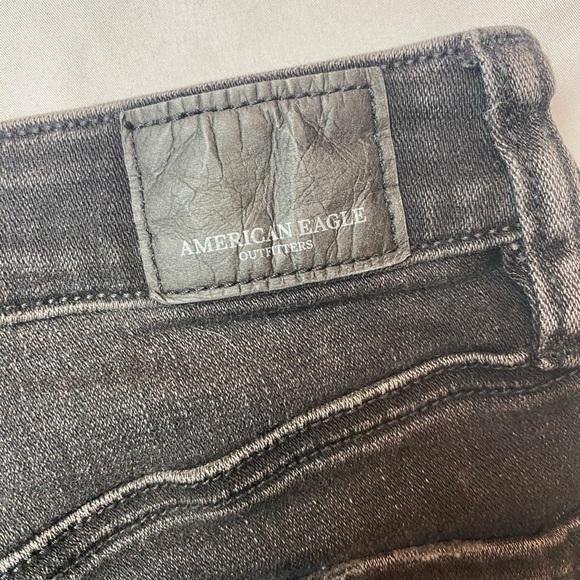 American Eagle 
Super Hi-Rise Jegging Crop 
Size: 8 - Picture 5 of 7